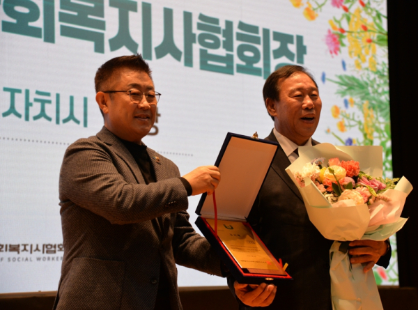 최민호 세종시장, 김부유 회장으로 부터 감사패를 받은후 기념촬영