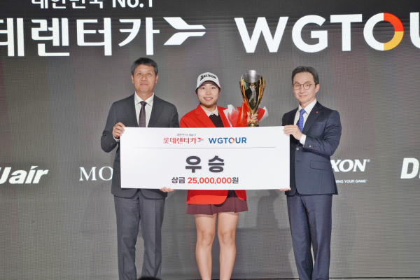 ‘롯데렌터카 WGTOUR 챔피언십’ 시상식에서 (왼쪽부터)골프존 박강수 대표, 챔피언십 우승자 박단유, 롯데렌탈 주식회사 조근행 상무가 기념촬영