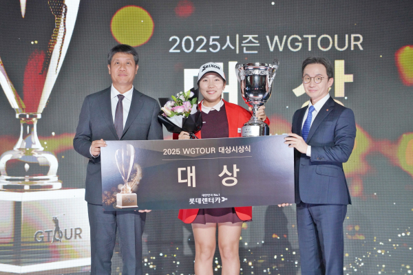 ‘롯데렌터카 WGTOUR 챔피언십’ 대상시상식에서 (왼쪽부터)골프존 박강수 대표, 25시즌 대상 박단유, 롯데렌탈 주식회사 조근행 상무가 기념촬영
