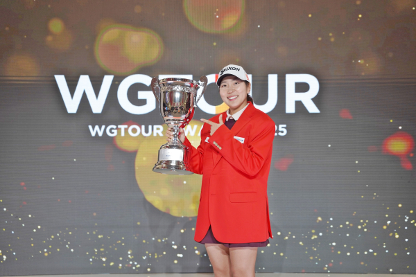 ‘롯데렌터카 WGTOUR 챔피언십’ 시상식에서 챔피언십 우승 및 25시즌 대상을 수상한 박단유가 트로피를 들고 기념사진