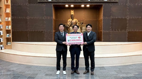 고향사랑기부 (왼쪽부터) 정동민 에이티엘 대표, 이상호 자치행정국장, 임종민 팜코 대표