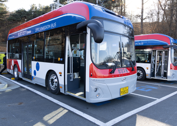 청양군에 최초로 도입된 전기 저상버스의 모습