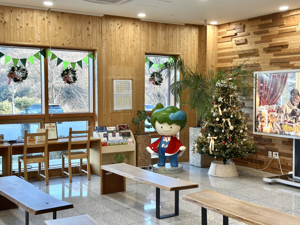 크리스마스를 맞아 국립산림치유원 방문자 안내센터에 크리스마스 트리를 장식했다.