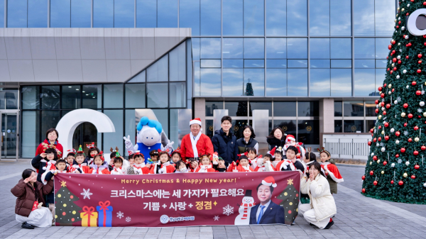 김정겸 총장 어린이집 원아에 성탄 선물 전달 사진