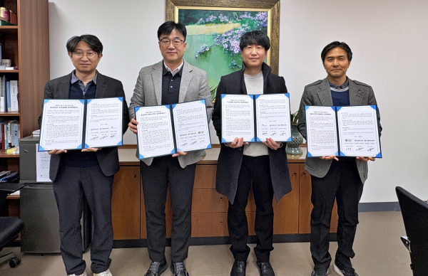 충남대-오늘배움-베타소프트 업무 협약식 사진(사진 설명: 왼쪽부터 사범대학 전기전자통신공학교육과학과장 김태훈, 사범대학 학장 겸 교육대학원 원장 이광복, (주)오늘배움 대표이사 주방현, 테바소프트(주) 대표이사 오정섭).