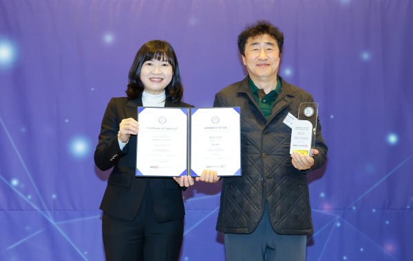 이상윤 대전도시공사 경영지원처장(오른쪽)이 공정채용 우수기관 인증을 받고 기념사진을 촬영하고 있다.