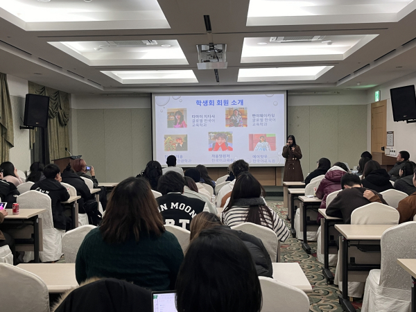 유학생이 리더십 캠프에서 발표하고 있다