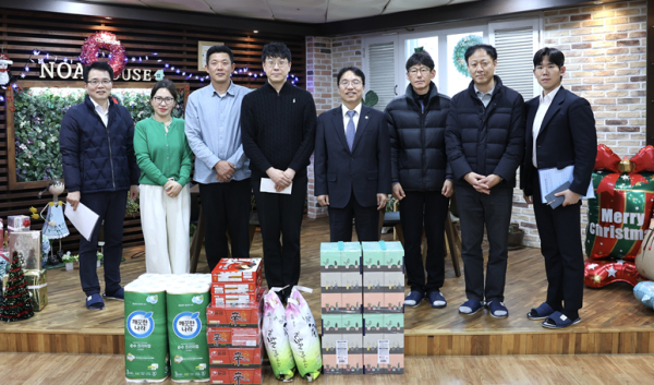 강주엽 행복청장이 사회복지시설을 방문하여 시설관계자들을 격려하고  위문품을 전달하고 있다