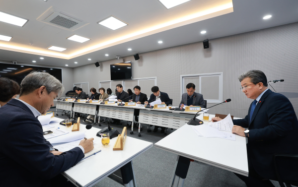 정용래 유성구청장이 30일 오전 2025년 마지막 주간간부회의를 주재하고 있다.