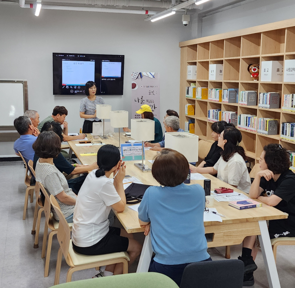 가온누리작은도서관에서 진행된 자기돌봄 에세이 쓰기 ‘글빛: 나를 비추는 시간’ 프로그램 모습.