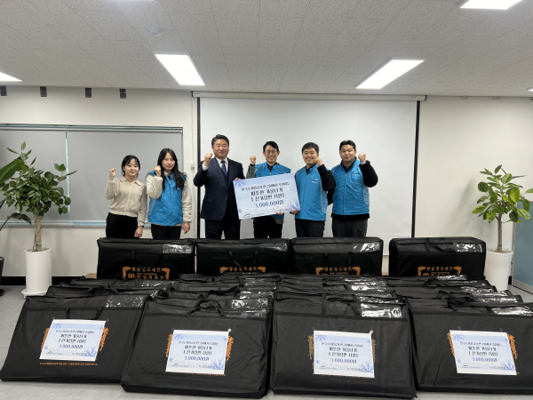 한국수자원공사 K-water연구원 ‘물사랑 나눔단’이 지역 이웃을 대상으로 방한용품을 전달하는 행사를 진행하고 기념사진을 촬영 (사진 (우측 세 번째) 김병기 한국수자원공사 K-water연구원장)