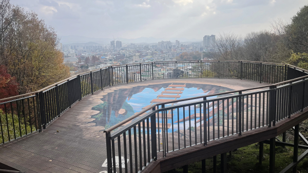 부춘산 황톳길에 조성된 전망데크