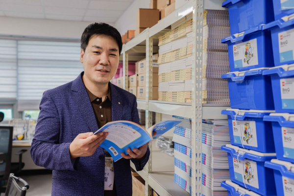 늘봄학교 학습교구를 점검하는 유재필 교수