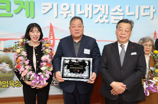 태안군청 씨름단 곽현동 감독(가운데) 군민대상 수상