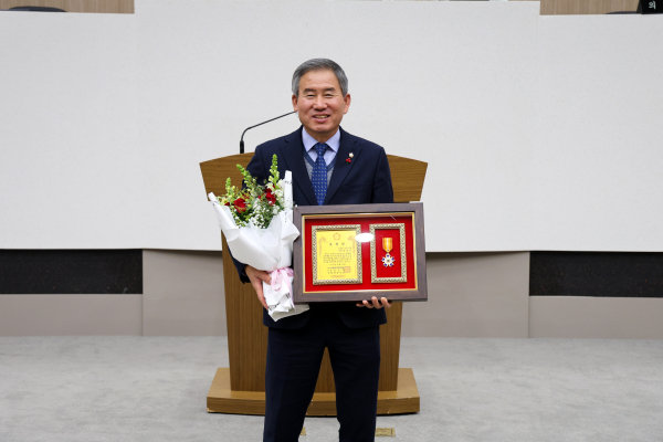 김봉균 의원, 대한민국 지방자치제 30주년 표창 수상 모습
