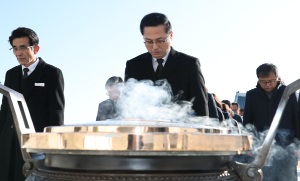 박희조 대전 동구청장 현충원 참배 분향 모습