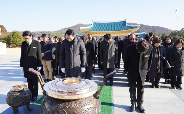 이완섭 서산시장을 비롯한 재향군인회 등 관련 단체 100여 명이 국립대전현충원에서 참배하는 모습