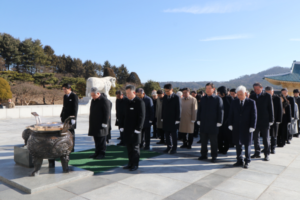 대전상공회의소·대전세종충남 경제단체협의회, 국립대전현충원 참배 (순국선열과 호국영령께 묵념 모습)