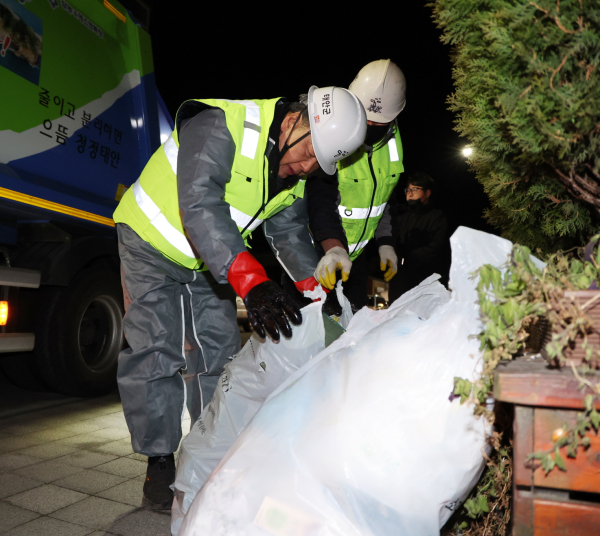환경미화원들과 함께 현장 체험하는가세로 군수와 공무원들
