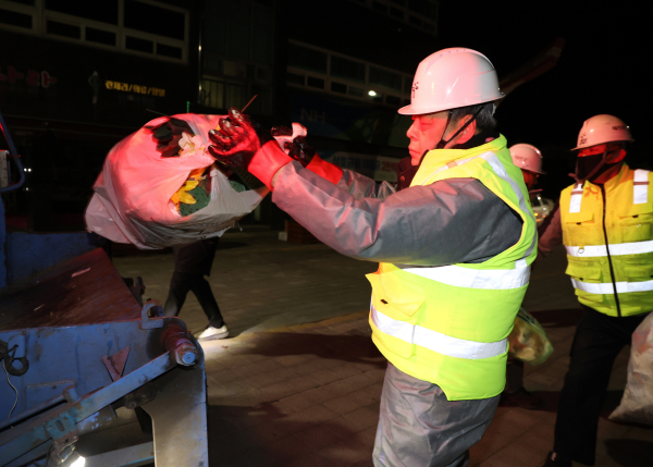 환경미화원들과 함께 현장 체험하는가세로 군수와 공무원들