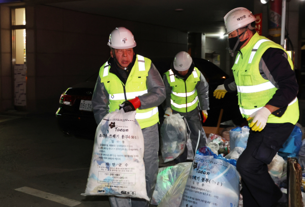 환경미화원들과 함께 현장 체험하는가세로 군수와 공무원들