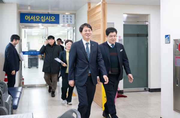 전상욱 부군수가 읍·면을 순방하며 직원들 격려 모습