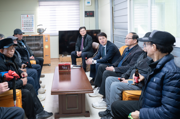 전상욱 부군수가 읍·면을 순방하며 직원들을 격려하고 현안사항을 보고 받고 있다.