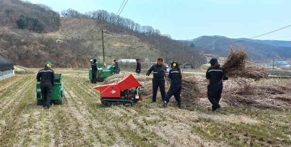 영농 부산물 파쇄 지원 모습