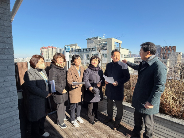 사회도시위원회가 평생학습관 이전 예정지를 점검하고 있다.(2026. 1. 8.)