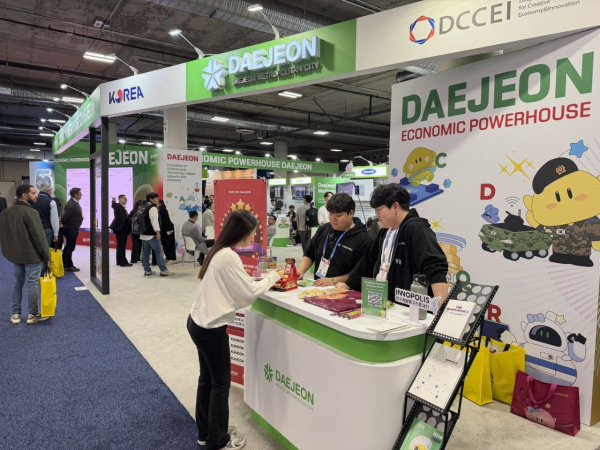 CES 2026 행사장 대전 통합관에서 대전권 대학생 서포터즈들이 방문객을 응대하고 있는 모습