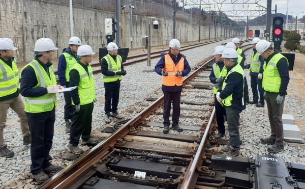 지난 9일, 판암역 및 판암차량기지에서 도시철도 특별안점점검을 실시.(사진 가운데 이광축 사장)
