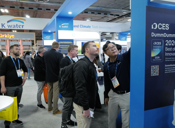 1월 7일(현지 기준), 미국 라스베이거스에서 열린 CES 2026에서 외국인 방문객들이 K-water관을 방문해 관심을 보이고 있다.