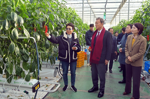 농업회사법인 ㈜농산 방문 현장사진   * 홍문표 aT 사장(가운데), ㈜농산 조기심 대표(좌측 1번째)