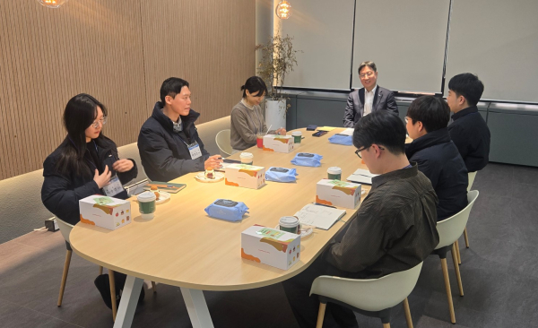 성창훈 사장이 타운 홀 미팅에 참석해 직원들과 의견을 나누고 있다.