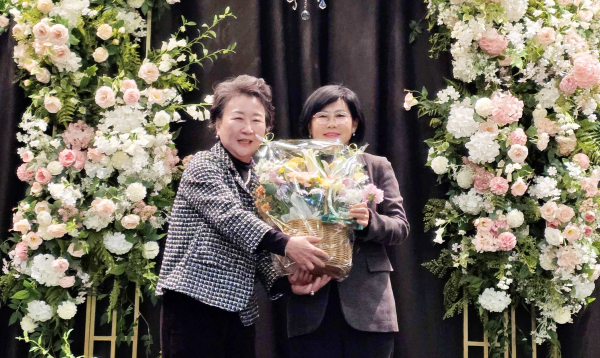 김인식 대전시사회서비스원장이 3일 열린 사단법인 한국노인장기요양기관협회 대전지부 정기총회에서 감사패를 받았다.