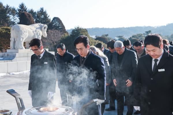 허태정 전 대전시장이 현충원에서 참배하고 있다.