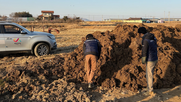 가축분뇨 퇴액비 불법 행위 단속반이 퇴비 보관 현장을 점검하는 모습