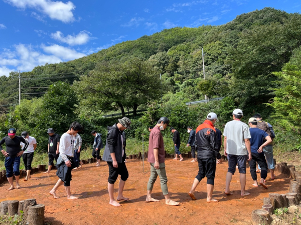 국군 장병들이 산림치유 프로그램에 참여해 치유활동을 체험하고 있다.