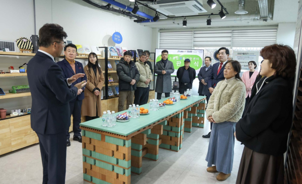 최충규 대덕구청장(사진 왼쪽)이 4일 대덕탄소중립생활실천센터 현판식을 마친 후 관계자들에게 당부의 말을 전하고 있다.