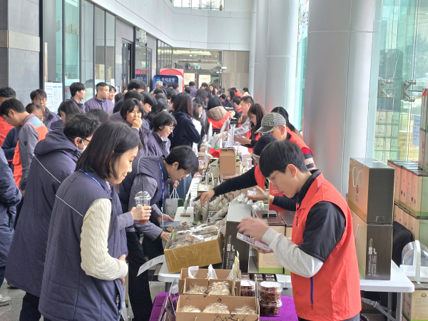 5일, 오전 당진발전본부 사옥 내에서 열린 '로컬푸드 직거래 장터'가 물건을 구매하려는 당진발전본부 및 협력사 임직원들로 북적이고 있다.