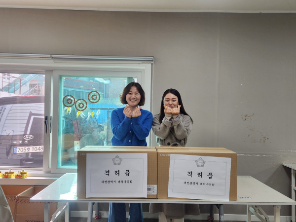 늘픔대덕 장애인직업적응훈련센터에 청소기 전달식 모습