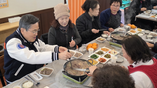 유길상 총장이 5일 교내 인근 식당에서 환경미화원 60여 명과 오찬을 하며 “보이지 않는 곳에서 대학 발전에 노력해주신 점에 감사드린다”고 말했다.