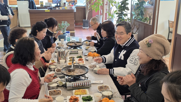 유길상 총장, 5일 교내 인근 식당에서 환경미화원 60여 명과 오찬 진행 모습