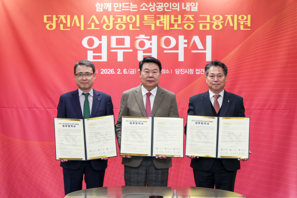 업무협약식 체결 (왼쪽부터) 함종덕 하나은행 지역대표, 오성환 당진시장, 조소행 충남신용보증재단 이사장