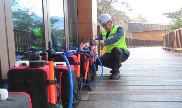 13일, 남태헌(왼쪽) 한국산림복지진흥원장이 국립나주숲체원에 방문하여 설 연휴 대비 안전점검을 실시하고 있다.