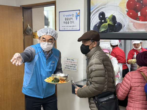 13일, 대전시 유성구노인복지관에서 다가오는 설 명절을 맞아 복지관 이용 어르신들에게 배식 봉사를 진행하고 있다.