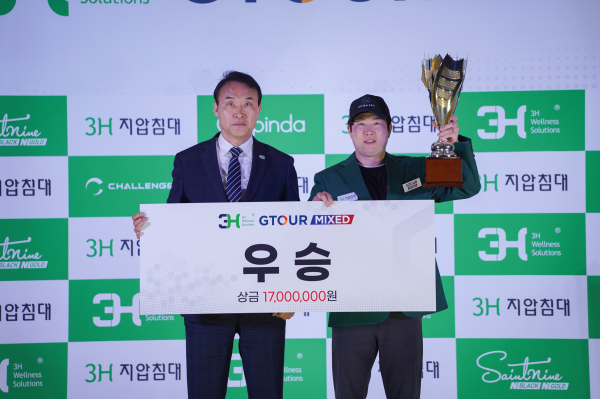 ‘2026 쓰리에이치 GTOUR MIXED’ 2차 대회 시상식에서 (왼쪽부터)주식회사 쓰리에이치 정영재 회장, 우승자 순범준이 기념촬영