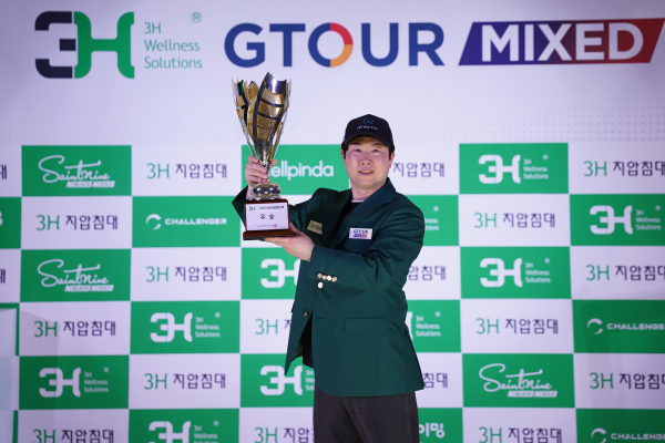 ‘2026 쓰리에이치 GTOUR MIXED’ 2차 대회 우승자 순범준이 우승트로피 들고 기념사진