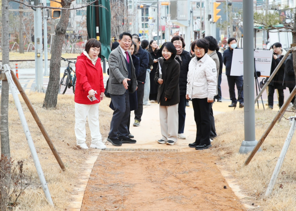 서철모 청장이 23일 용문어린이공원 일대 황톳길을 살피고 있다