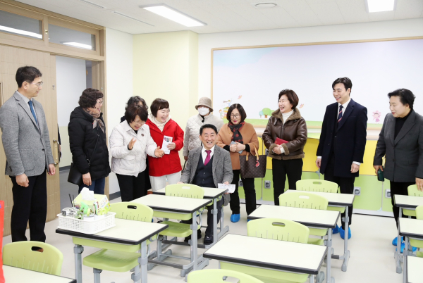 서철모 청장이 23일 탄방초 용문분교를 둘러보고 있다